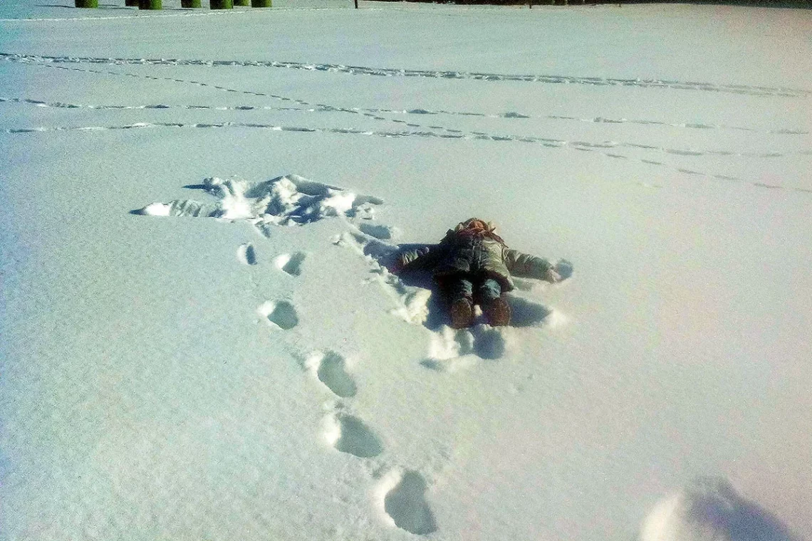 tinygarden.me dziecko w śniegu w wigilię